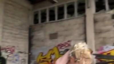 Magernutte in Bauruine aufgebockt! - nvdvid.com - Germany