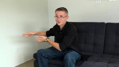 Casting jock strokes his shaved pecker - nvdvid.com