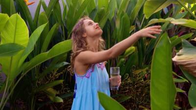 Nude ukrainian babe swimming in the pool - nvdvid.com - Ukraine