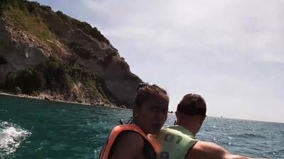 Thai teen giving blowjob on a jet ski - icpvid.com - Thailand
