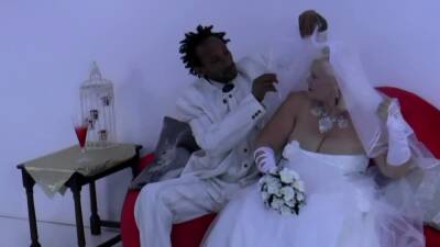 Horny granny gets oral - nvdvid.com