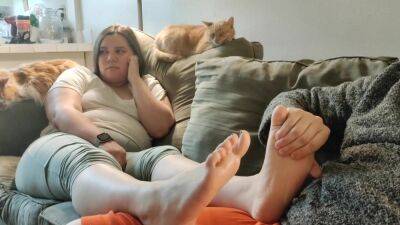 Gave My Annoyed Friend A Massage Turned Into A Footjob! - Ignored College Fwb Footjob Massage - hclips.com