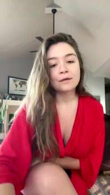 Heyhowareyaaa Flashing In A Robe - upornia.com