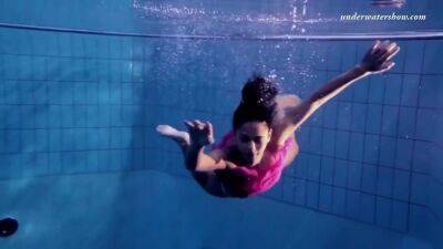 Poolside And Underwater Hotness Zlata - hclips.com