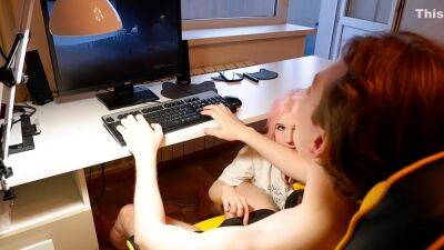 Girlfriend Sucks While I Play Computer - hclips.com