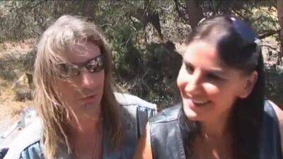 Motarde Aux Gros Seins A Tres Envie De Bite - upornia.com