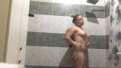 Rubia Culona Tatuada Se Ducha Luego Del Colegio - hclips.com