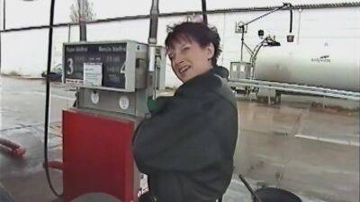 An Der Tankstelle Leder Lady Aufgegabelt - upornia.com - Germany