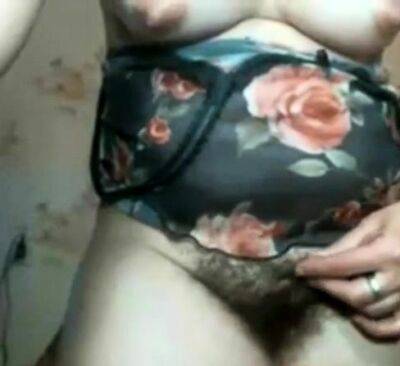 ARAB WIFE SHOWS HER HAIRY PUSSY - drtuber.com