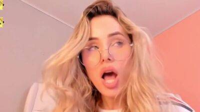 Camgirl Antoniasavatto Showing Body And Blowjob On Toy - hclips.com