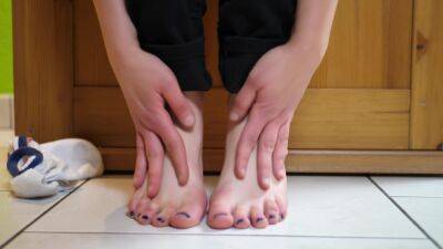 German Feet - Knie Nieder Spielzeug ! - hclips.com - Germany