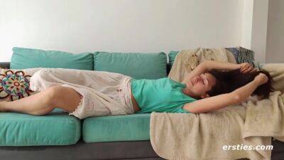 Sexy Yoga Teacher Shows Us How She Relaxes - hclips.com