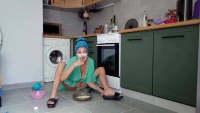 Slut Eats Omlet From Her Pussy For Breakfast - hclips.com