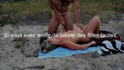 Lisa Baise dans les dunes avec une grosse bite - drtuber.com