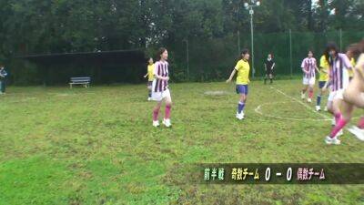 Asiatische Milfs Beim Gemeinsamen Fussballtraining - upornia.com