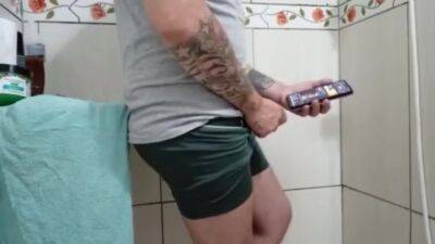 Minha Empregada Me Pego Batendo Punheta E Vendo Porno No Banheir0 Quis Ver Tambem Safadinha - upornia.com - Brazil
