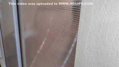 Espiando A Amiga De Mi Hermana En El Bano Y Terminamos Cogiendo - hclips.com