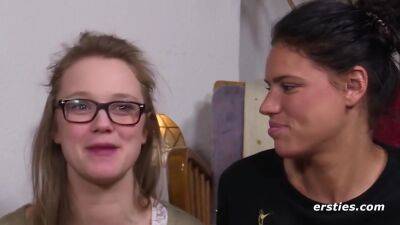 Geile 22-jahrige Hamburgerin Stellt Was Heibes Mit Freundin An - hclips.com