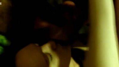 A Trois Dans Leur Chambre A Coucher - hclips.com