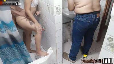 Sexo Duro - Morena Mamada Polla Y Perrito En El Bano Con Hermanastra - hclips.com