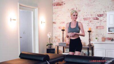 Beautiful Masseuse Cant Get Her Eyes Off The Lesbians Pretty Assholes! On Pornhd - upornia.com