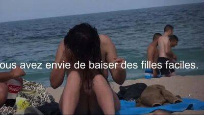 Une superbe brune nue aux gros seins filmee a la plage - drtuber.com