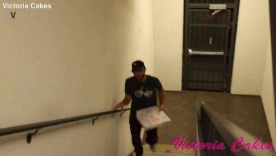 Pizza Sluts Receives Special PIZZA DELIVERY - veryfreeporn.com