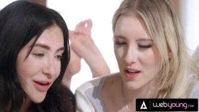 Sorority Leader Has A 3-way With Girls - upornia.com