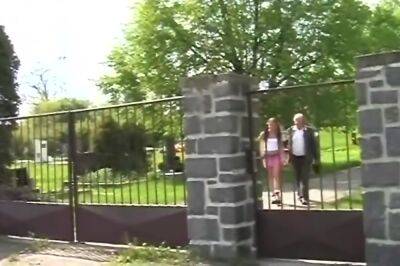 Pulpeuse Brunette Delicieusement Baisee Dans Le Jardin - upornia.com