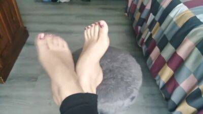 Shaking Queen With Wrinkled Soles - hclips.com