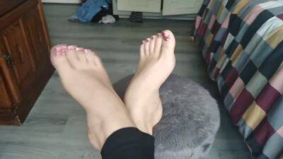 Shaking Queen With Wrinkled Soles - hclips.com