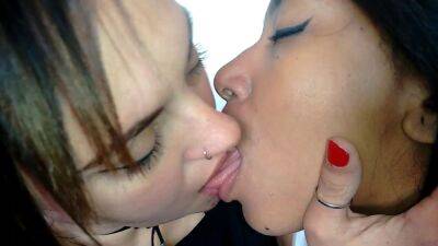 Long Tongue girls kissing - sunporno.com