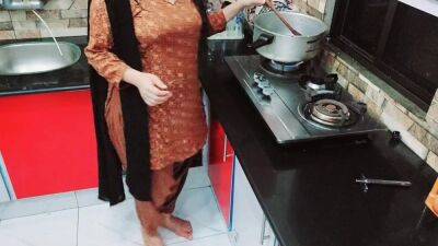 Desi Housewife Fucked Roughly In Kitchen While She Is Cooking With Hindi Audio - sunporno.com - Pakistan