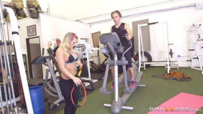 Cali Carter gets fucked at the gym - sexu.com