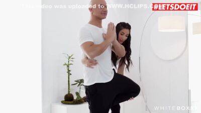 Splits Her Pussy While Getting Penetrated On Pornhd - Clea Gaultier - hclips.com