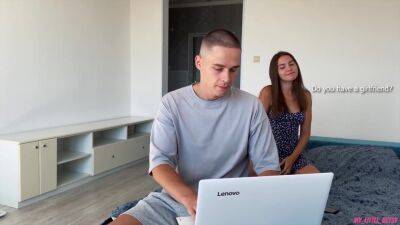 Wife Almost Caught Cheating On Her Husband With A Computer Master - upornia.com