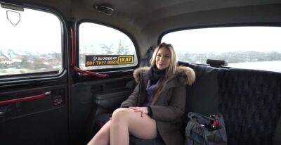 Taxi driver fucks wonderful passenger from Italy - sunporno.com - Italy - Britain