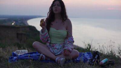 Kinky Cutie Wanks And Cums Outdoors - hclips.com