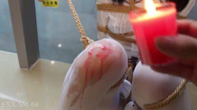 Fxx Sm 04 双马尾小萝莉 白丝 单腿吊缚 滴蜡 淋上充满爱意的液体 行李箱打包 谁来带走？ 1 - upornia.com