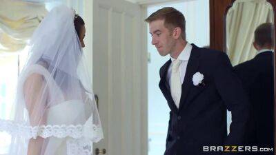 Unfaithful busty slut cheats on her wedding day with the usher - sunporno.com