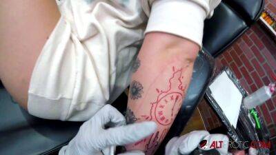 The White twins get tattoos then suck a big dick - sunporno.com