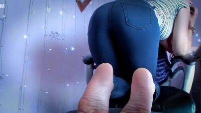 Jeans Feet And Booty Tease - hclips.com