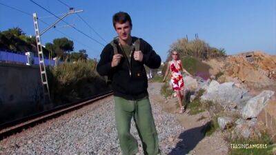 Finding Nice Shade At The Beach Made The Blonde Eager To Try - upornia.com