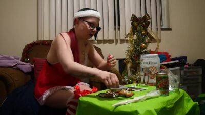 Caitlyn Eats Gingerbread Cookies With Fruitquake - hclips.com