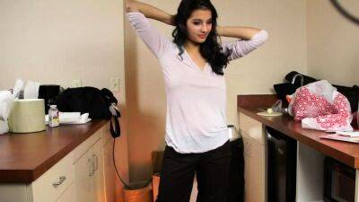 Shanaya Indian Porn Babe Strips Naked in kitchen - drtuber.com - India