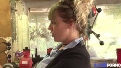 Mathilde flashed on the mechanic and wants his cock - porntry.com - France