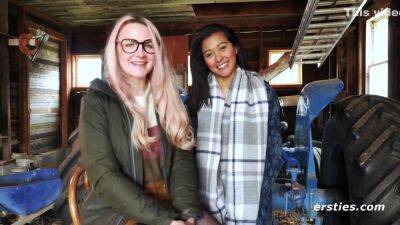 Sexy Lesbain Friends Pleasure Each Other - upornia.com