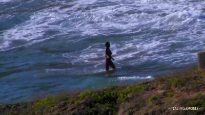 The Cameraman Cannot Resist A Big Ass So He Fucks His Model - upornia.com