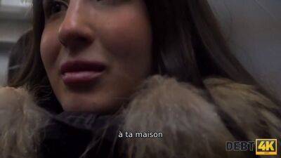 Chick gives blowjob and spreads legs for amazing lux - sexu.com