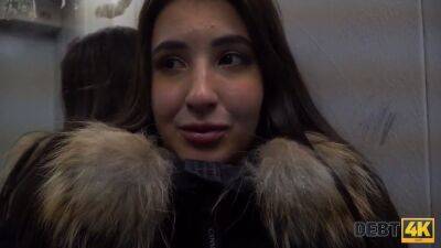 Chick gives blowjob and spreads legs for amazing lux - sexu.com